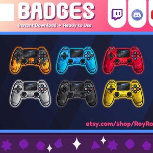 Op de afbeelding: Zes verschillende gekleurde PlayStation-controller badges met een zwarte achtergrond. De controllers zijn in de kleuren rood, blauw, geel, zwart, wit en oranje. De tekst "RoyRoyArt" staat onderaan de afbeelding.