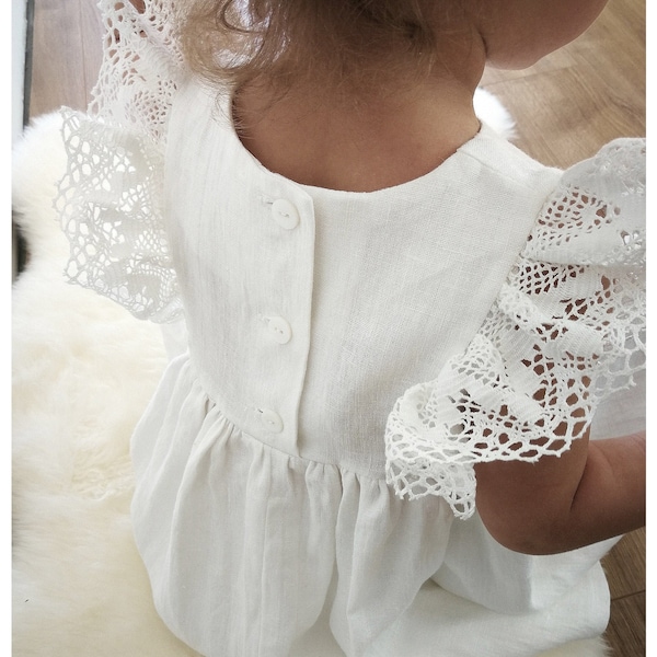 Robe de fille de fleur rustique, robe de baptême, robe de bébé de baptême en lin blanc, robe vintage boho enfant en bas âge, robe de fille en dentelle à volants,