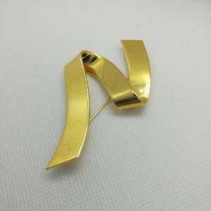 Pretty Vintage 1980s Gold Tone Monet Ribbon Brooch