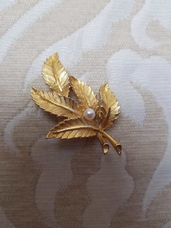 Vintage Leaves Nature Brooches - gold lucite leaf… - image 8