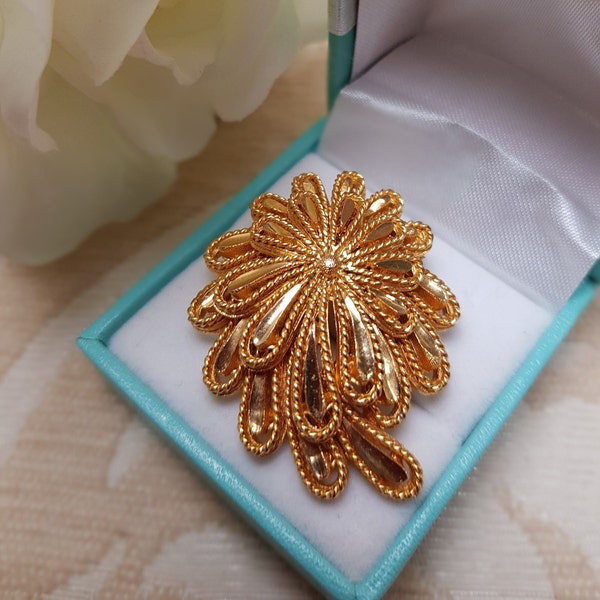 Gorgeous retro VINTAGE 1960S STRATTON Made in England gold tone flower brooch