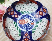 Antique Japanese Imari bowl with fluted body and scalloped rim blue and iron red colourways from the Meiji period 1862-1912 - 25 cm wide