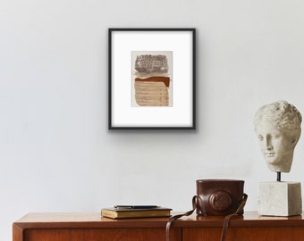 Puede incluir: Obra de arte enmarcada con un collage de elementos de papel vintage. La composición incluye un boceto arquitectónico texturizado en tonos sepia, una sección de un libro de contabilidad y una superposición marrón intenso, todo sobre un marco negro.