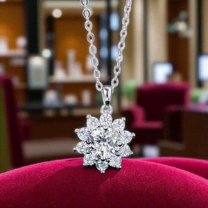 Ciondolo Regina Elisabetta In Moissanite 4 Ct &ndash; Oro Giallo 14K Su Argento 925, Uomo