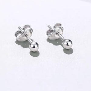 Echte massief platina Pt950 gepolijste kleine bolvormige oorbellen met platina achterkanten voor dagelijks gebruik door mannen, vrouwen en kinderen. Gratis verzending