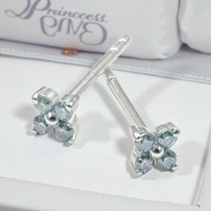 Boucles d&#39;oreilles à tige en véritable platine massif Pt950 avec minuscules trèfles rouges, boucles d&#39;oreilles en diamant moissanite bleu éblouissantes, bijoux en platine pour un usage quotidien pour femmes