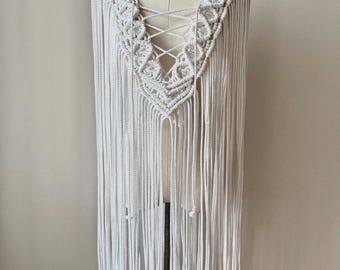 Vestido con capa de macramé de Cora
