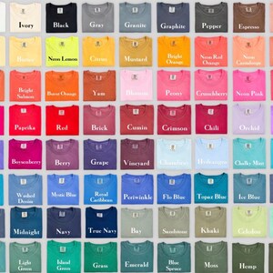 Pu&ograve; includere: Una collezione di magliette di vari colori, ognuna con una tonalit&agrave; diversa ed etichettata con il nome del suo colore. I colori vanno dal bianco, nero e grigio a tonalit&agrave; vivaci di giallo, arancione, rosa e blu. Le magliette sono ben disposte, mostrando un'ampia gamma di opzioni.