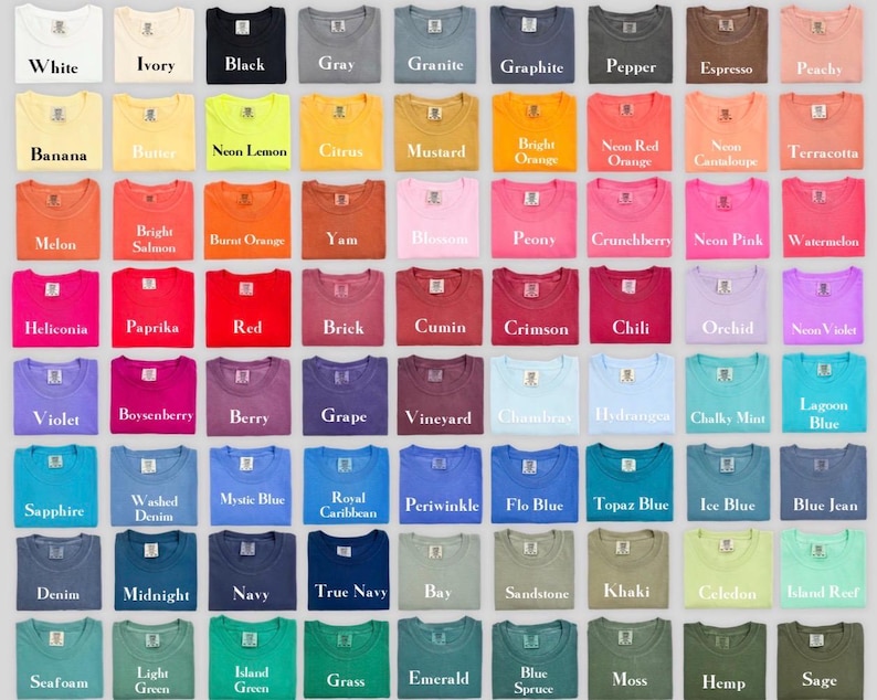 Pu&ograve; includere: Una collezione di magliette di vari colori, ognuna con una tonalit&agrave; diversa ed etichettata con il nome del suo colore. I colori vanno dal bianco, nero e grigio a tonalit&agrave; vivaci di giallo, arancione, rosa e blu. Le magliette sono ben disposte, mostrando un'ampia gamma di opzioni.