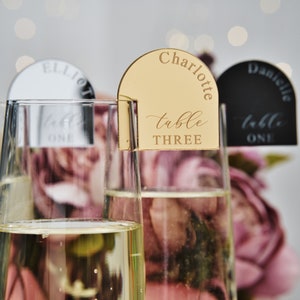 Zitkaart met tafelnummer Bruiloft wijnbedel champagne naamplaatje bruiloft tafel ideeën gunsten plaatsnaamkaartje bruiloft boog acryl
