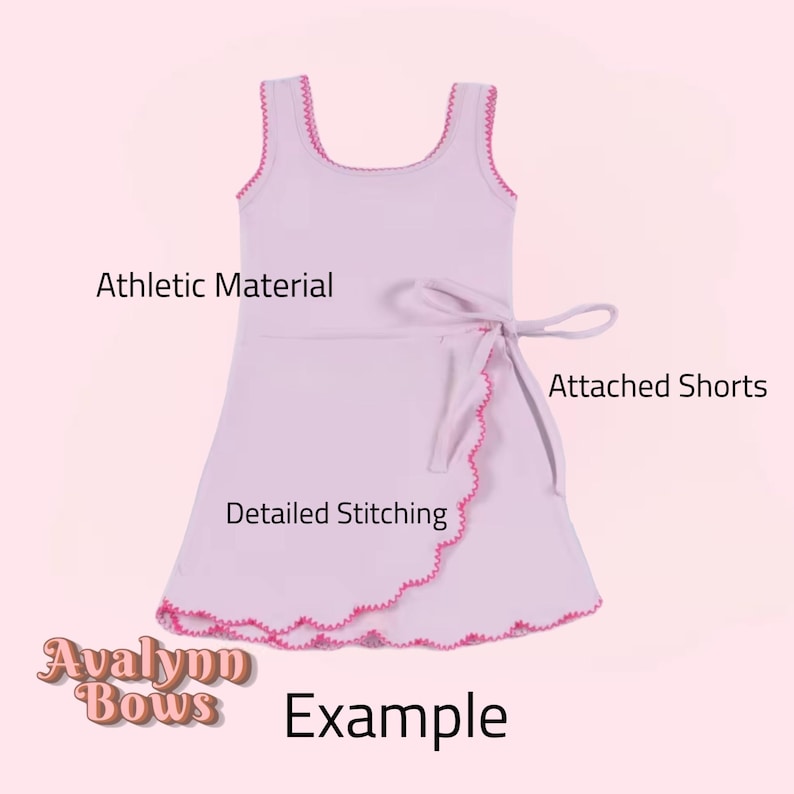Puede incluir: Un vestido deportivo de color rosa claro con cuello redondo, falda cruzada con lazo en la cintura y pantal&oacute;n corto integrado. La prenda presenta costuras rosas detalladas en los bordes e incluye el texto Athletic Material, Attached Shorts, Detailed Stitching y Avalynn Bows Example.