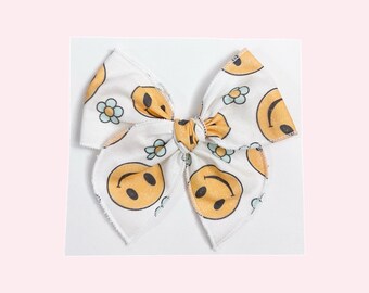 Smiles hair bow, baby bow, flowers bow, fable bow, hemmed bow, baby headband, Hair Clip, hair accessory, retro bow