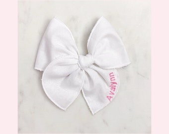 Personalized name hair bow, white bow, pink bow, embroidered hair bow, baby bow, hair clip, baby headband, fable bow