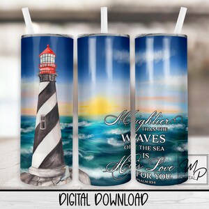 Peut inclure: Un design de sublimation pour un gobelet repr&eacute;sentant un phare &agrave; rayures noires et blanches sur fond d'oc&eacute;an bleu. Le texte "Mightier than the waves of the sea is His love for you. Psalm 93:4" est imprim&eacute; sur le gobelet.