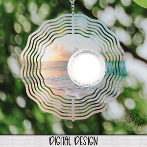 Peut inclure: Un capteur de vent décoratif et circulaire avec une scène de plage visible au centre. Le capteur de vent a un design ondulé et superposé et un petit cadre circulaire blanc. Le texte "DIGITAL DESIGN" est imprimé en bas.