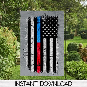 Puede incluir: Una bandera de jardín con un diseño de bandera estadounidense desgastado. La bandera tiene una línea azul fina y una línea roja fina que corren verticalmente por el centro. La bandera está impresa sobre un fondo gris.