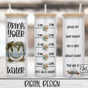 Op de afbeelding: Een witte tumbler met een bamboe deksel en een rietje. De tumbler heeft een afbeelding van een hangmat met palmbomen en de tekst "Drink Your Water". De tumbler heeft ook een tijdtracker met bloemmotieven en de tekst "Let's do it again!"