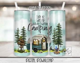 Op de afbeelding: Een sublimatieontwerp voor een tumbler met een blauwe en witte camper met de tekst "Het leven is beter als je kampeert". Het ontwerp bevat ook bomen, een kampvuur en een bord met de tekst "Kamperen eten-drinken ontspannen".