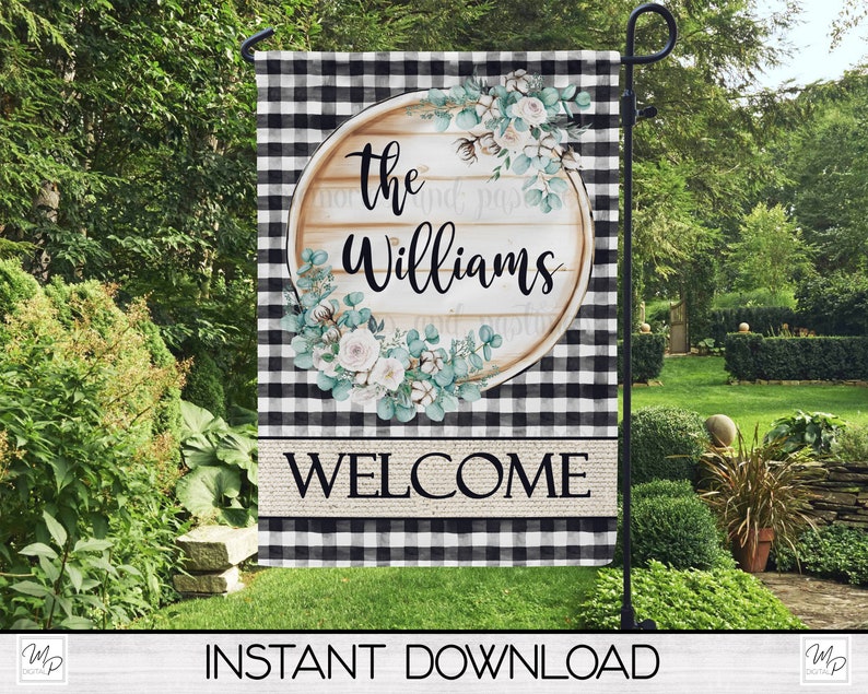 K&ouml;nnte beinhalten: Schwarz-wei&szlig;e karierte Gartenflagge mit einem Holzkreis, auf dem "the Williams" steht, und einem Kranz aus wei&szlig;en Blumen und gr&uuml;nen Bl&auml;ttern. Die Flagge tr&auml;gt auch den Schriftzug "WELCOME" auf einem Jutebanner.