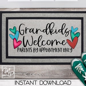 以下が含まれることがあります： 黒の縁取りのある灰色のドアマットに、黒い文字で「Grandkids Welcome Parents by Appointment Only」と書かれています。ドアマットの左上隅には、カラフルなハートが5つあります。