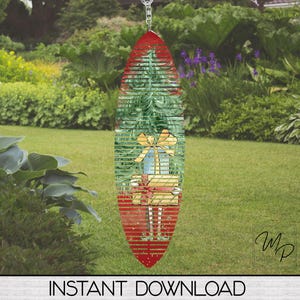 Puede incluir: Un carillón de árbol de Navidad rojo y verde con un diseño caprichoso que presenta una figura sosteniendo regalos. El carillón está hecho de madera y tiene un colgador de metal.