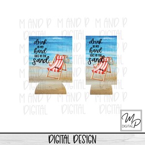 Pode incluir: Um design digital para um refrigerador de latas com uma cena de praia com uma cadeira de praia, um balde e o texto "drink in my hand toes in the sand".
