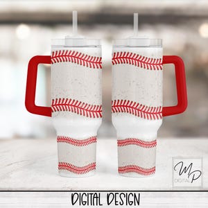 Pode incluir: Dois copos brancos com costuras de beisebol vermelhas e alças vermelhas. Os copos têm uma tampa branca e um canudo. As palavras "DIGITAL DESIGN" são impressas na parte inferior da imagem.