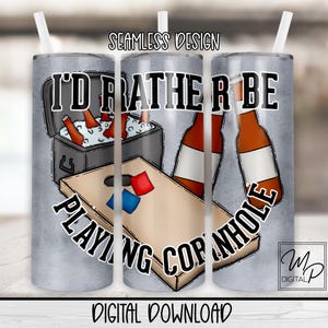 Puede incluir: Un vaso gris y blanco con un diseño de una nevera con botellas de cerveza y un tablero de cornhole. El texto en el vaso dice "I'd Rather Be Playing Cornhole".