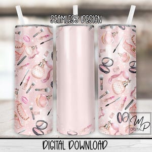 Puede incluir: Un diseño sin costuras con un fondo rosa con un patrón repetido de botellas de maquillaje y perfume, lápiz labial y máscara. El diseño está pensado para usarse en un vaso de 20 oz.
