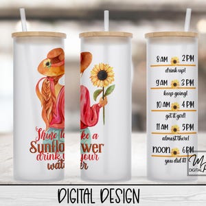 Puede incluir: Dos vasos blancos con tapa de madera y una pajita. El vaso de la izquierda tiene un girasol y una mujer con una camisa roja y pantalones vaqueros azules. El texto dice "Shine like a sunflower, drink your water". El vaso de la derecha tiene un girasol y el texto "8 AM 2 PM drink up! 9 AM 3 PM keep going! 10 AM 4 PM get it girl! 11 AM 5 PM almost there! noon 6 PM you did it!"