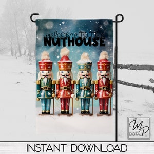 Puede incluir: Una bandera de jardín con cuatro figuras de cascanueces coloridos con uniformes rojos, verdes y azules. El texto "welcome to the NUTHOUSE" se muestra encima de los cascanueces sobre un fondo nevado. Las palabras "INSTANT DOWNLOAD" están en la parte inferior.