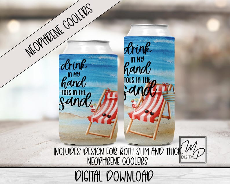 Pode incluir: Uma capa de refrigerador de neopreno azul e branca com uma cena de praia e o texto "drink in my hand toes in the sand".