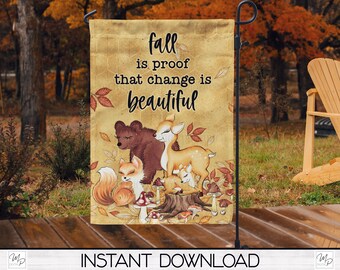 Può includere: Una bandiera da giardino con la scritta "l'autunno dimostra che il cambiamento è bello". La bandiera presenta illustrazioni di un orso, un cervo, una volpe e funghi nei colori autunnali. La bandiera è esposta all'aperto su un supporto in metallo nero.