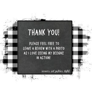 K&ouml;nnte beinhalten: Schwarz-wei&szlig; karierter Hintergrund mit einem Schild aus Schiefer, auf dem "THANK YOU! PLEASE FEEL FREE TO LEAVE A REVIEW WITH A PHOTO AS I LOVE SEEING MY DESIGNS IN ACTION!" steht und der Text "memories and pastimes digital" unten.
