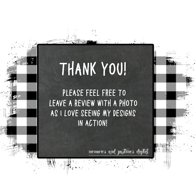 K&ouml;nnte beinhalten: Schwarz-wei&szlig; karierter Hintergrund mit einem Schild aus Schiefer, auf dem "THANK YOU! PLEASE FEEL FREE TO LEAVE A REVIEW WITH A PHOTO AS I LOVE SEEING MY DESIGNS IN ACTION!" steht und der Text "memories and pastimes digital" unten.