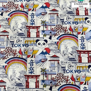Könnte beinhalten: Weißer Stoff mit einem farbenfrohen Tokyo-Themen-Druck. Das Design umfasst Illustrationen von Pandas, Regenbogen, japanischer Architektur und Text auf Japanisch. Der Stoff hat ein sich wiederholendes Muster mit den Wörtern "TOKYO" und "Happy".