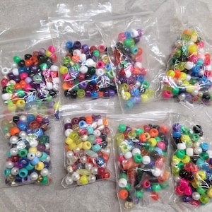 ビーズスープ - 7歳の子どもがキュレーションしたプラスチック、金属、ガラスの6オンスパッケージのミックス