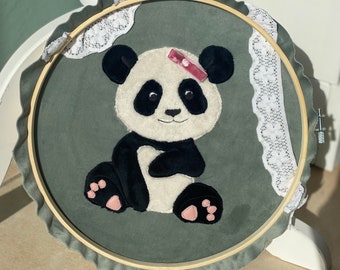 スワロフスキーのサイン入りパンダベアピンブローチ（ブラック