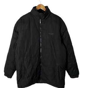 Puede incluir: Una chaqueta acolchada negra con cierre de cremallera y un pequeño logotipo en el pecho izquierdo que dice "Old Navy Active".