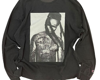 Champion x Gallis Addiction Tee: Schwarzer Tattoo Print, Grösse L