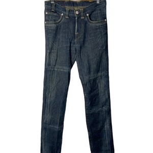 Può includere: Jeans in denim blu scuro con gamba dritta e cuciture multiple. I jeans hanno una chiusura con zip e bottone.
