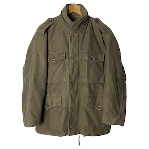 Puede incluir: Una chaqueta verde de estilo militar con cuello alto, múltiples bolsillos y cintura con cordón.