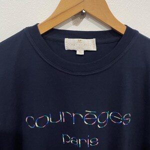 Op de afbeelding: Een marineblauw t-shirt met een meerkleurig geborduurd "Courr&egrave;ges Paris" logo.