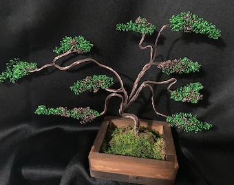 Árbol bonsái de alambre hecho a mano en caja de madera.