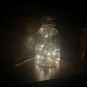 Hängende Solarleuchte, wiederverwendete Glasflasche mit Schnur