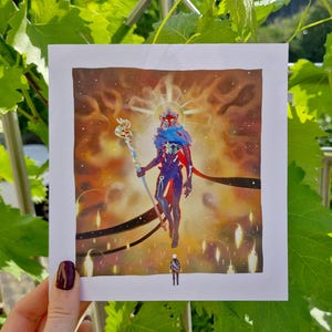 Könnte beinhalten: Ein Druck mit einer stilisierten Figur mit Stab, vor einem feurigen, himmlischen Hintergrund. Die Figur ist überwiegend blau und rot, mit einem Heiligenschein und einem fließenden Schal. Eine kleinere Figur steht unten.