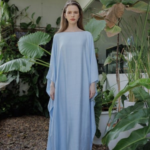 K&ouml;nnte beinhalten: Ein hellblaues Maxikleid mit einer lockeren, flie&szlig;enden Silhouette. Das Kleid hat ein schlichtes, elegantes Design und ist perfekt f&uuml;r ein l&auml;ssiges Sommeroutfit.