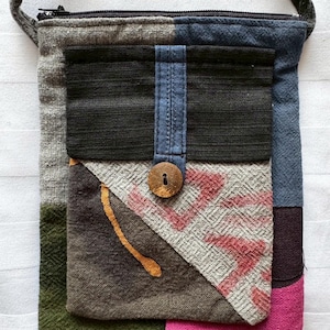 Erdfarbene Patchwork Umhängetasche - Handgefertigte Sling Bag mit Knopfklappe, Upcycled Stoff, Boho Minimalistische Schulter Geldbörse, umweltfreundliches Geschenk