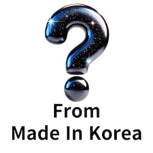 以下が含まれることがあります： 星が散りばめられた黒い疑問符と、その下に小さな黒い点が描かれている。疑問符の下には「From Made In Korea」というテキストが書かれている。