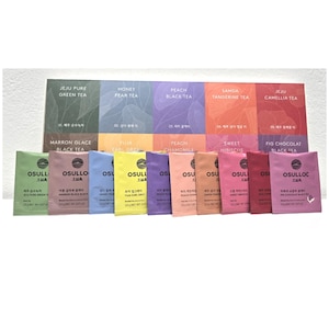 Puede incluir: Surtido de 12 bolsitas de té empaquetadas individualmente en varios colores. Cada bolsita presenta un sabor de té diferente, que incluye té verde puro de Jeju, té de pera y miel, té negro de melocotón, té de mandarina Samda, té de camelia de Jeju, té negro de glaseado de castaña, té Earl Grey Tuja, manzanilla de melocotón, hibisco dulce, té negro de chocolate y higo, y Osulloc.